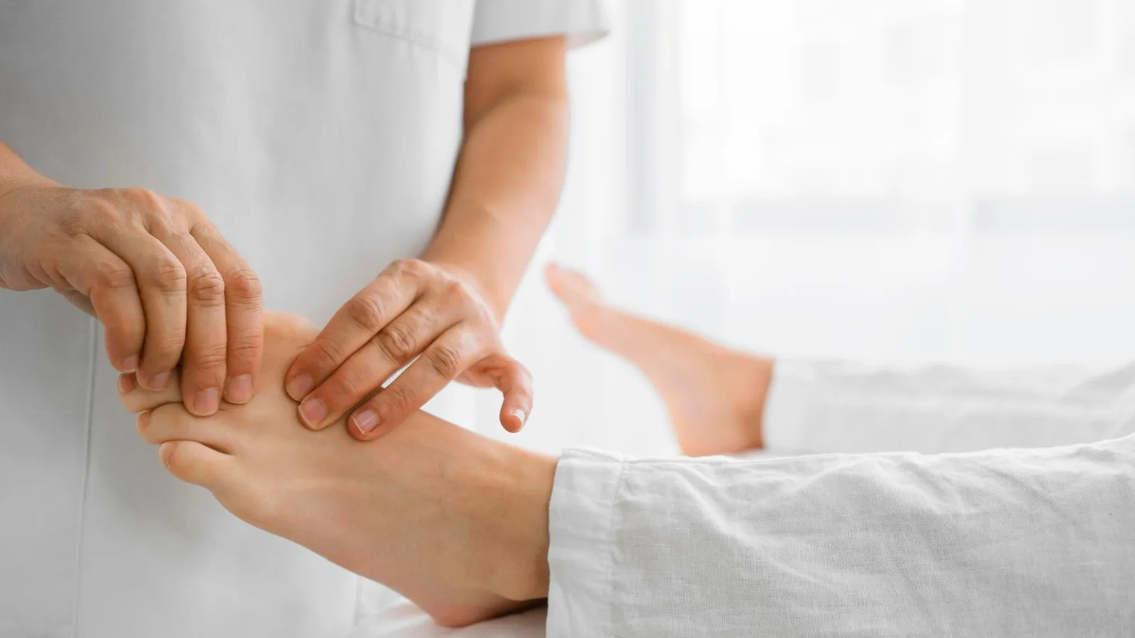 ¿Qué especialista trata el dolor en los pies?