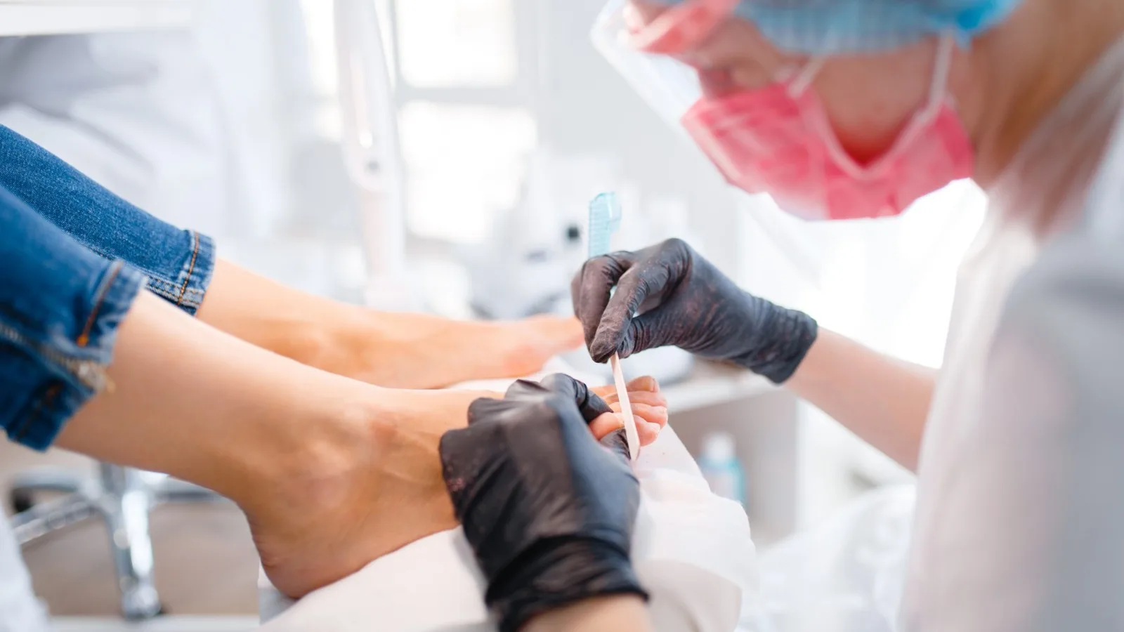 ¿Qué especialista trata las lesiones en las uñas?